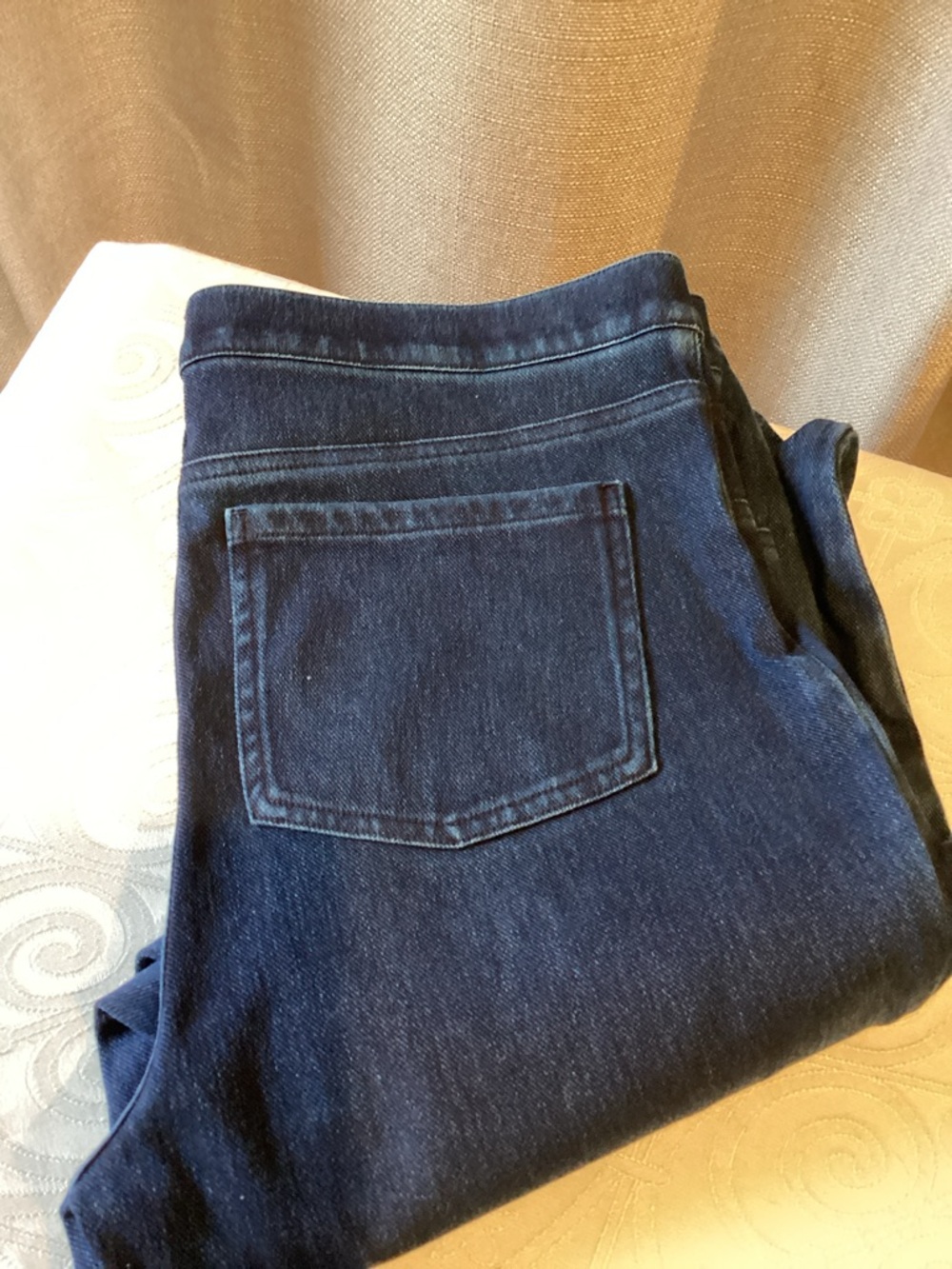Women’s Spanx pull on slim jeans, size large.